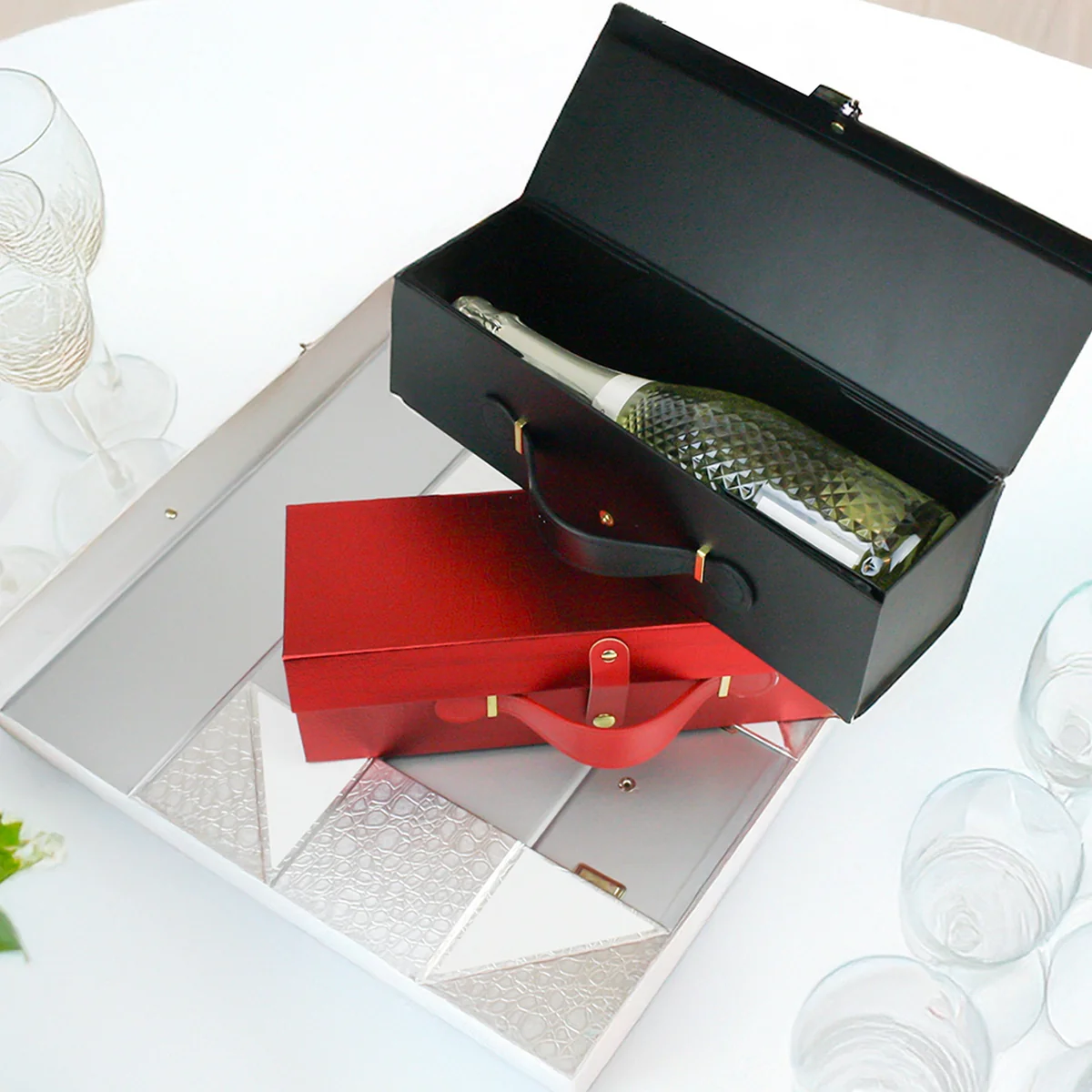 Magnetic bottle gift box with a leather effect carry handle